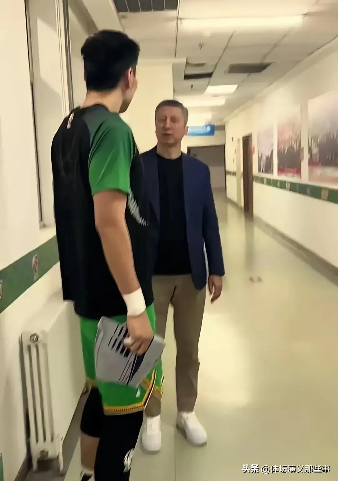 郭士强回辽篮真就像回家一样，心情难得放松，遇见老将李晓旭估计关心最多两个话题无疑