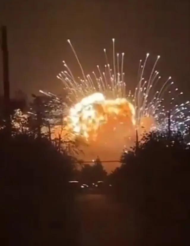 最近乌军的无人机专门找俄弹药库炸，乌克兰的无人机又袭击了位于克拉斯诺达尔的一个大