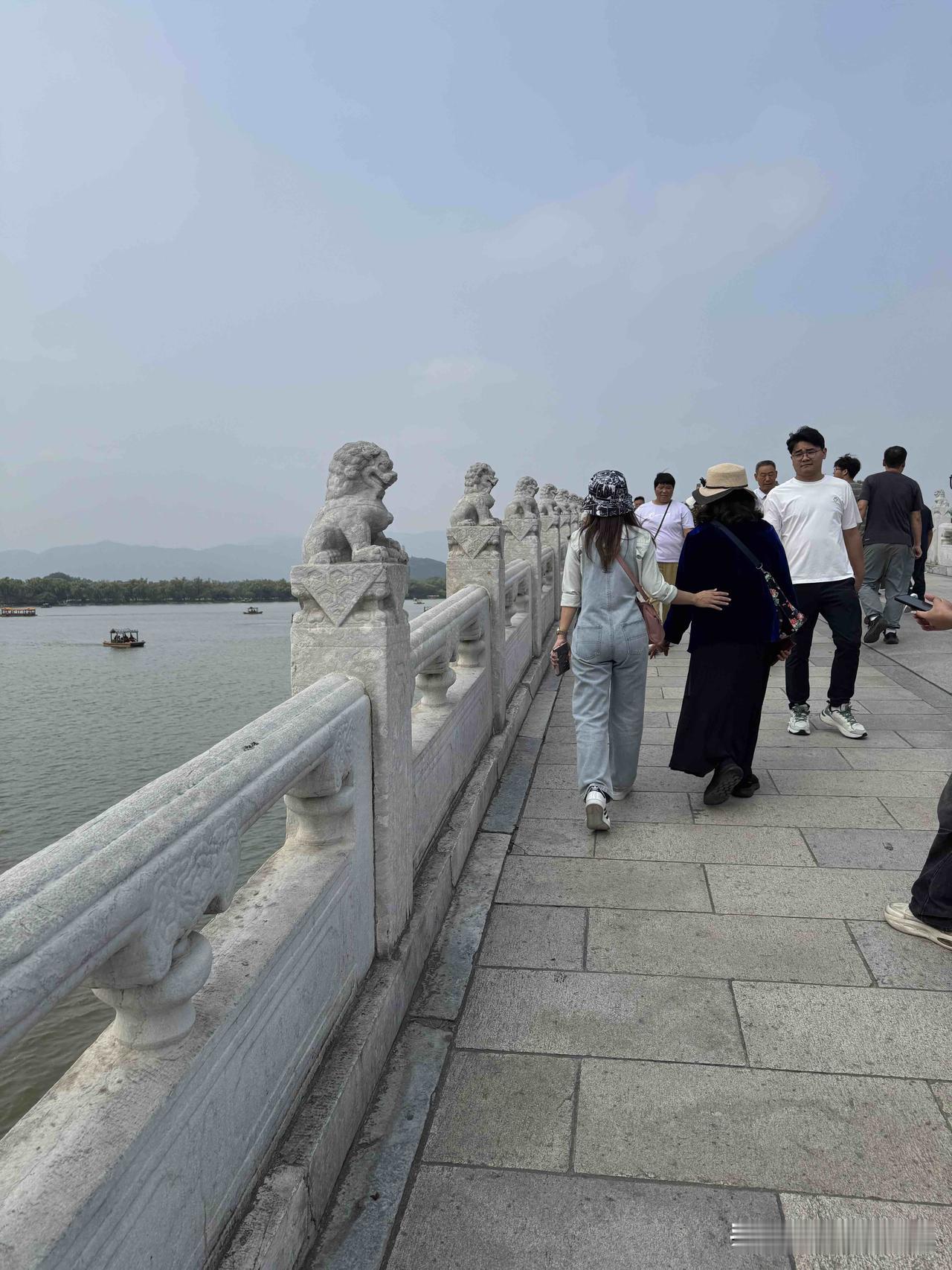 背影是两个老外。
这是上周六去颐和园的时候，碰到了两个老外。
他们讲的话是英语，