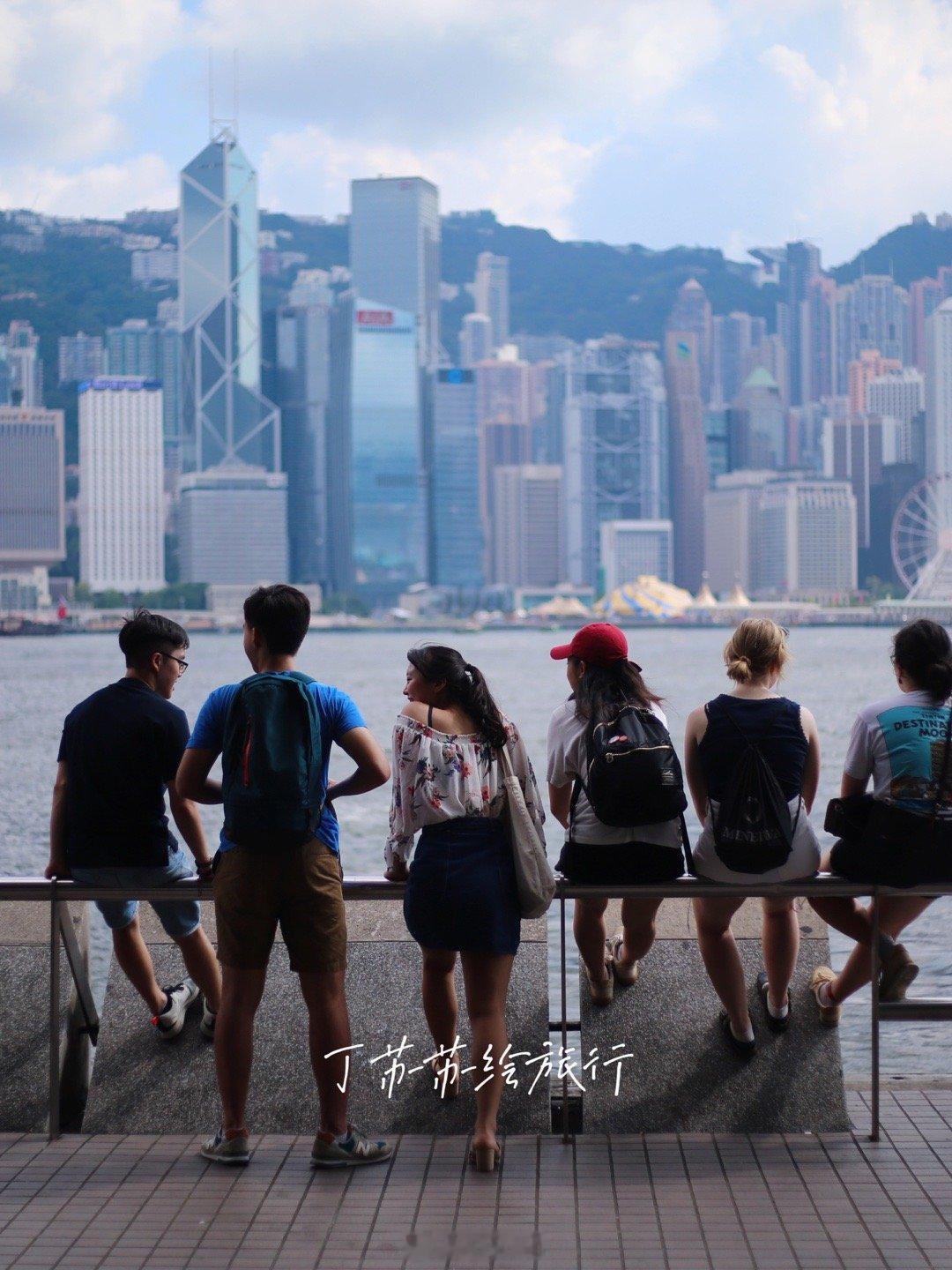 对于i人来说，换个城市发呆香港适合的，因为忙碌的大家不会在意你街拍，况且还是个拿