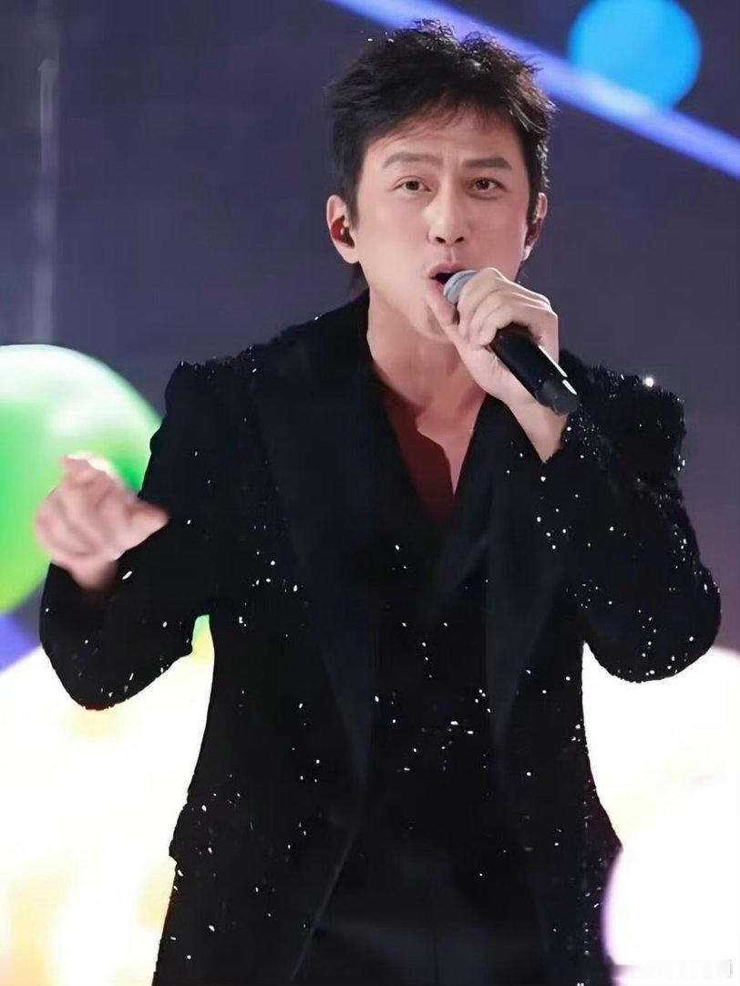 👏邓超姐姐在工体看弟弟的演唱会离开孙俪算邓超长大吗 演唱会现场看点十足，姐姐专