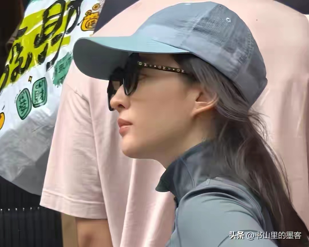 香港街头偶遇刘亦菲！千元Lululemon搭万元LV墨镜，低调又显贵 