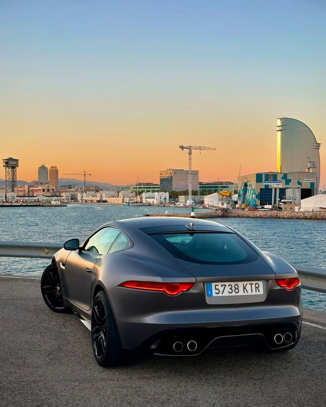 Jaguar Ftype V8，优雅性感。