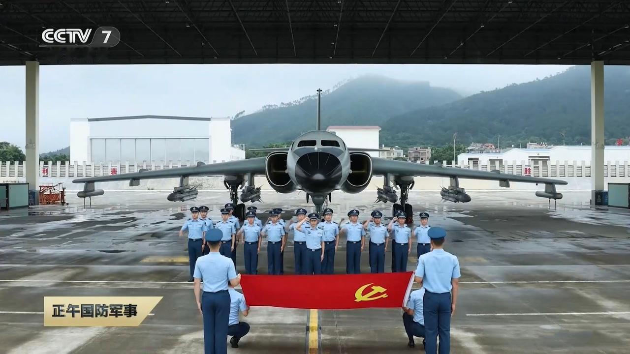 六爷还在中年期，轰-6KG挂载4枚“鹰击”-12反舰导弹亮相，作为轰-6K的电子
