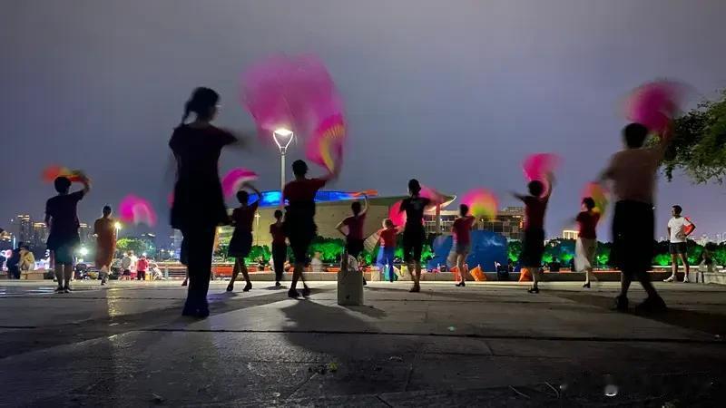 为啥很多中老年人迷恋广场舞？这原因可不少。
对他们来说，广场舞是社交利器。一群人