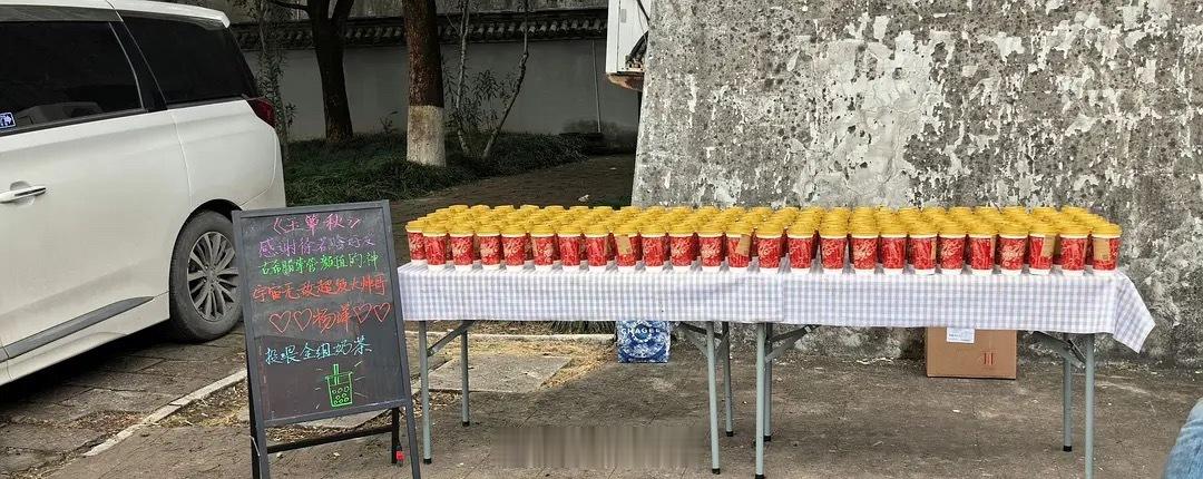 杨洋请玉簟秋全组喝奶茶，好大方的帅哥！