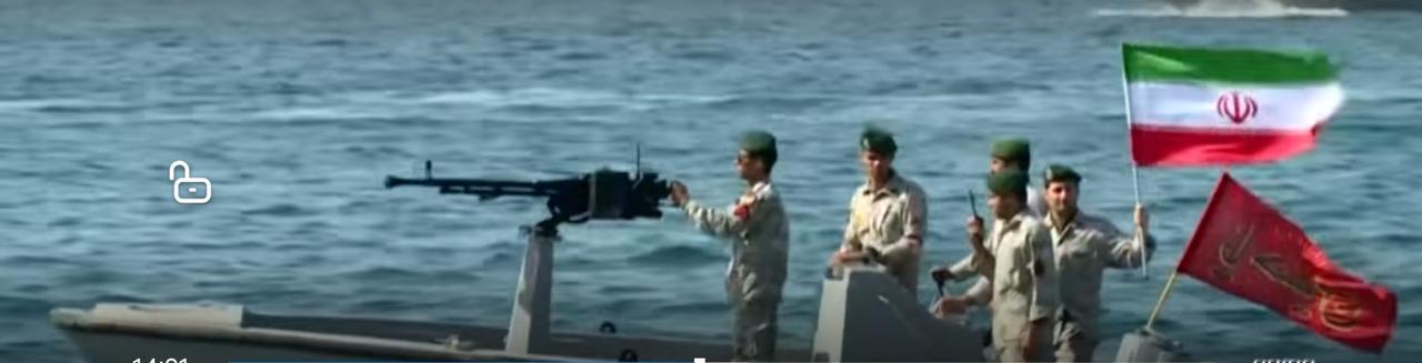 波斯湾上，伊朗革命卫队的快艇编队携重机枪巡逻，伴随伊朗国旗猎猎飘扬，而美军航母战