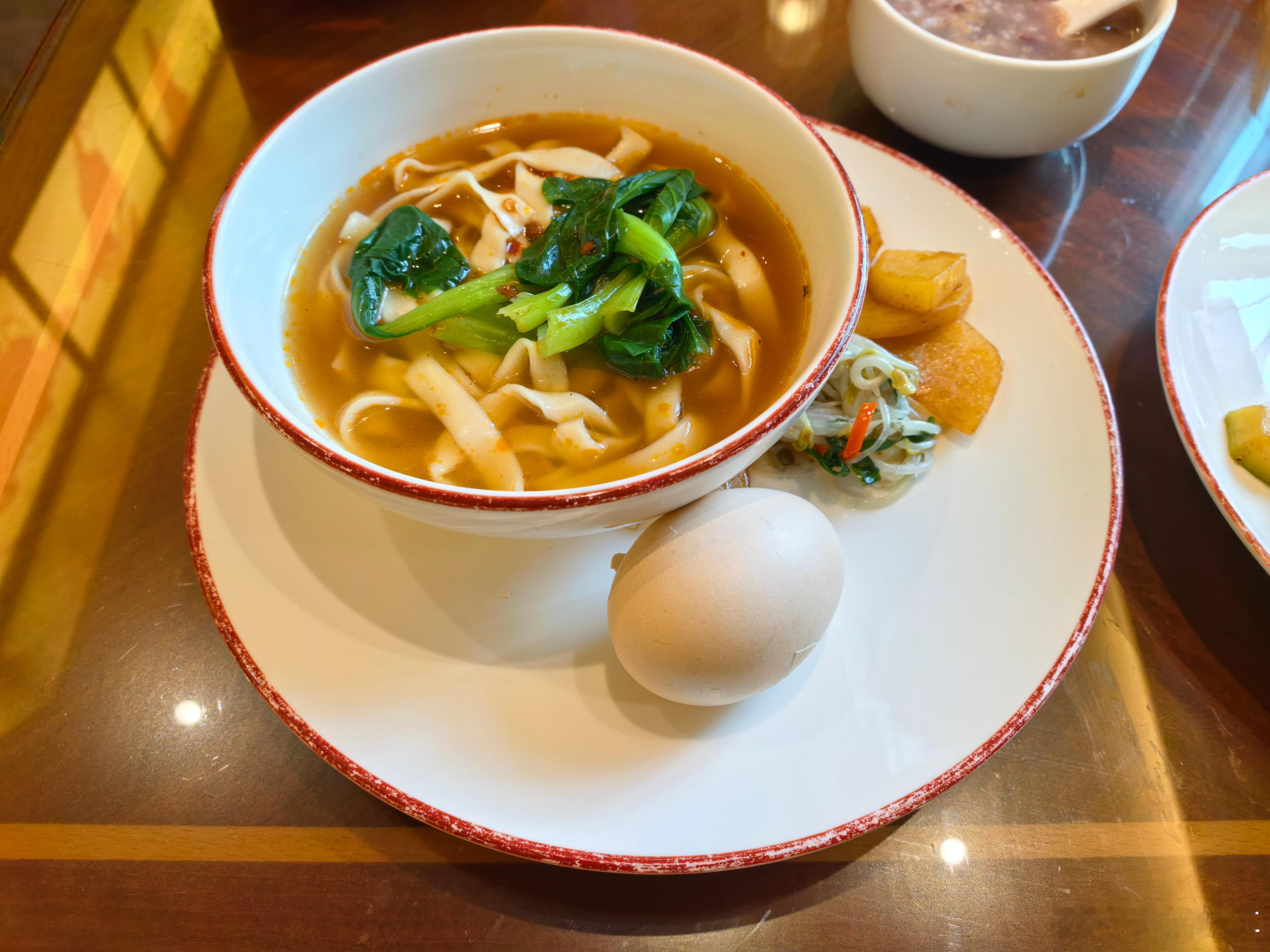 早啊我在吃早饭了你起床没？🐷 