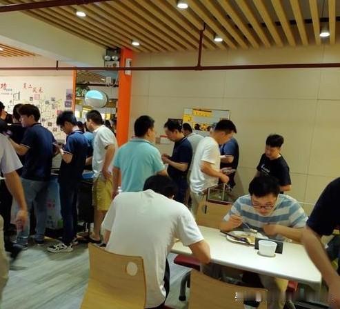 打工仔中午用餐分为9级
一级打工仔：单位小食堂，高级厨师掌厨，免费用餐。
二级打
