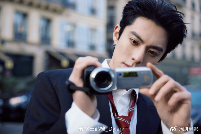 王鹤棣英伦贵公子  王鹤棣英伦风男高造型真的也太帅了吧，完全就是我们的英伦贵公子