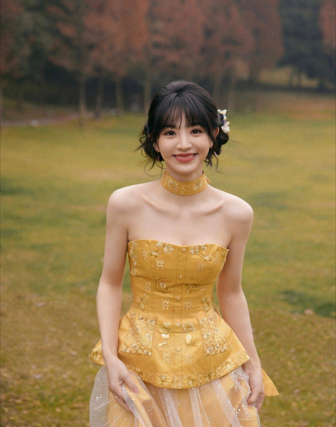大奉打更人开播，田曦薇发了一组金黄色礼服写真图。 