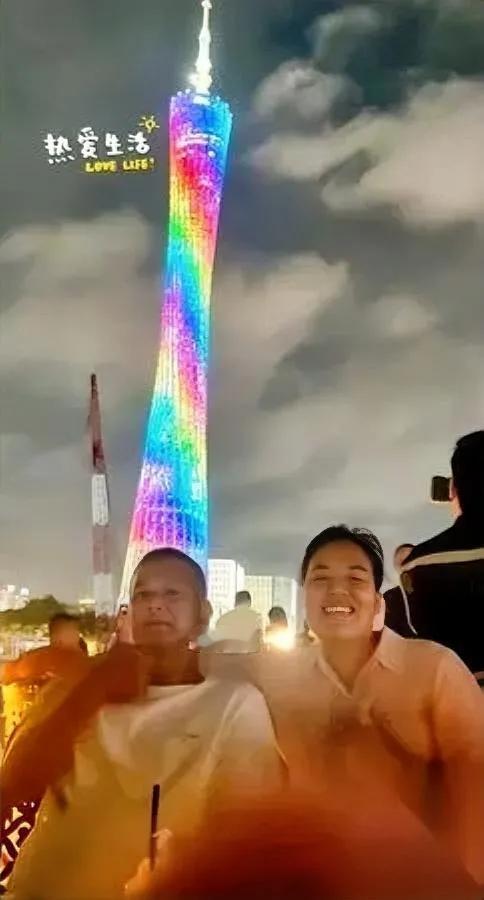 医院手环还没摘，他俩已站在塔下

检查结果到底咋样了？

只见全红婵爸妈站在广州