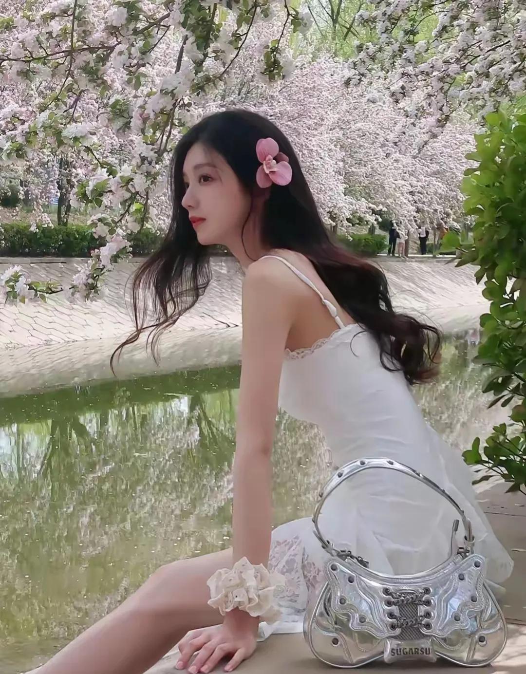肖雨之美，令人心动不已。她的容颜，如同精心雕琢的艺术品，每一个细节都散发着迷人的