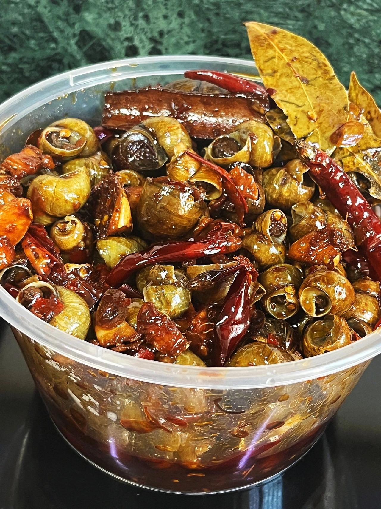 因为太好吃直接拿去摆摊卖了
就在我纠结还要不要继续摆下去（每天买田螺洗田螺炒田螺