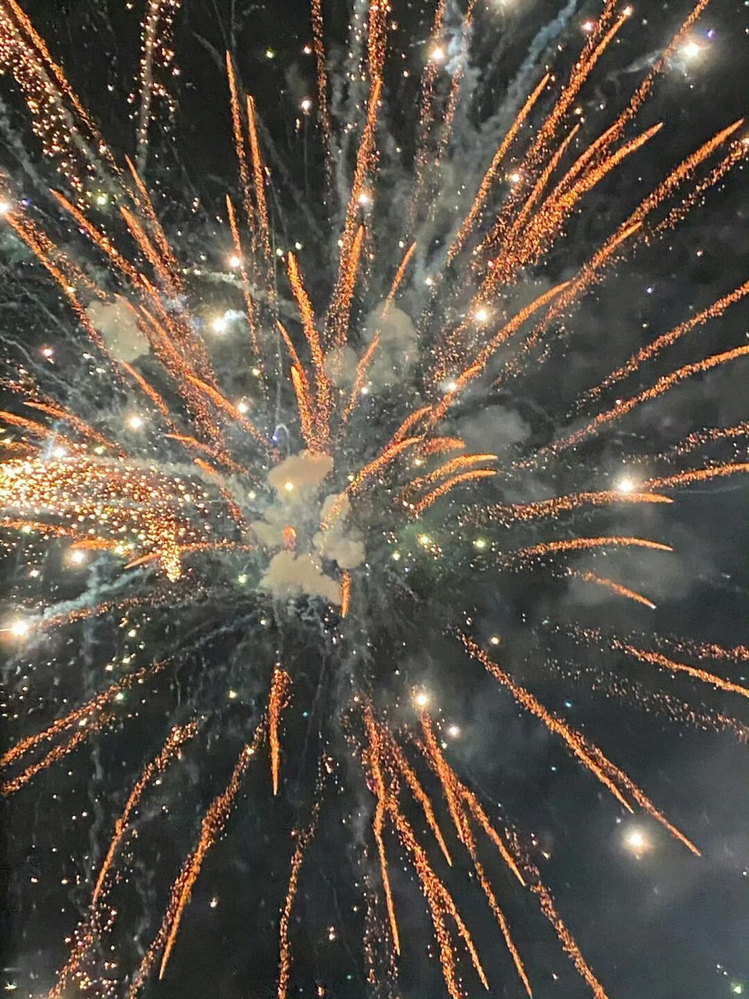 今晚的烟花真的好美[哇]！祝大家跨年快乐！天天开心，十连双金，新年暴富，身体健康