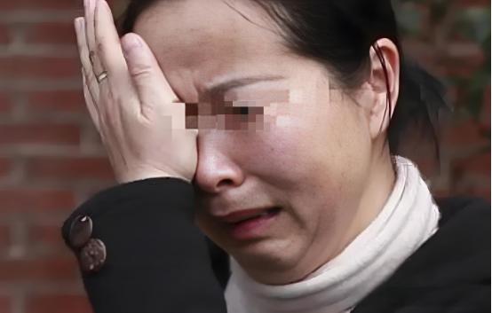 江苏南通，女子患直肠癌后，丈夫和两个女儿竟让她放弃治疗，女子一怒之下，把她名下一