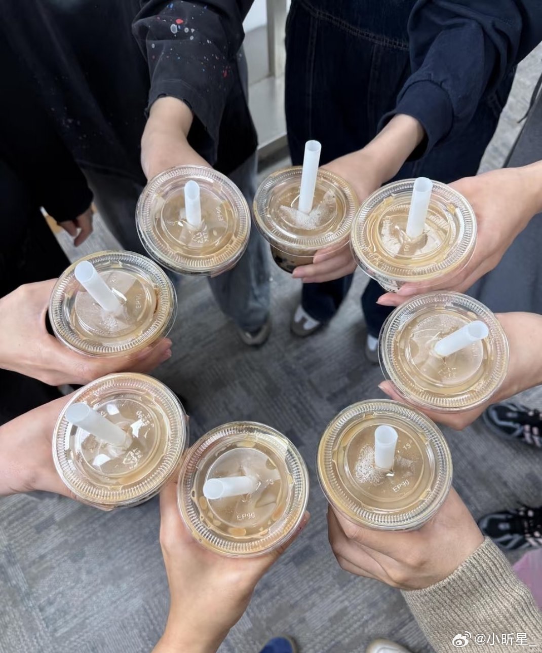 如何正确请同事喝奶茶请客奶茶需把握分寸，按关系亲疏选择，不让人有负担，让轻松互动