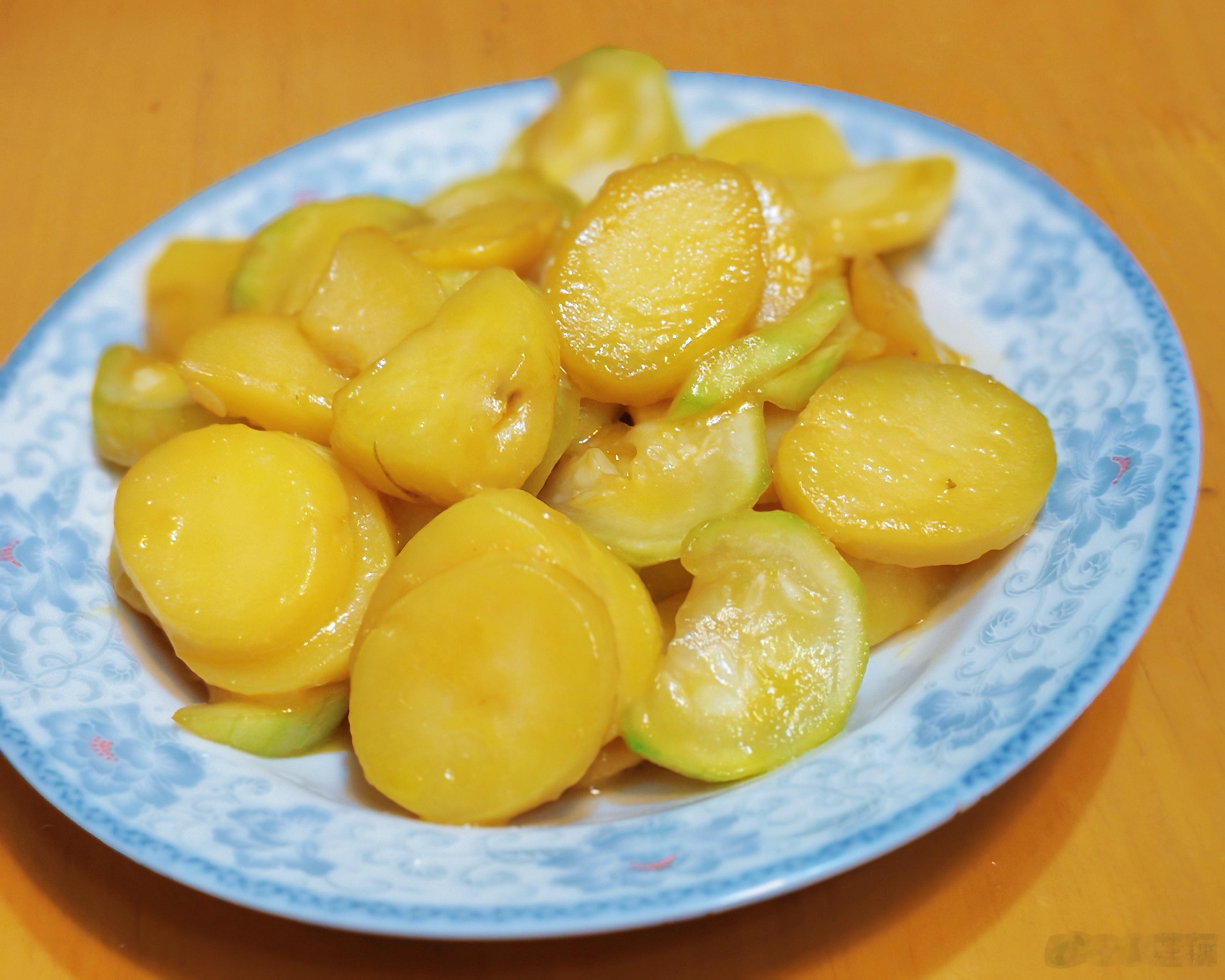 今晚的菜：土豆炒夜开花，百合炒肉片。去年卉卉给我寄了一箱兰州百合，炒菜甜甜脆脆特