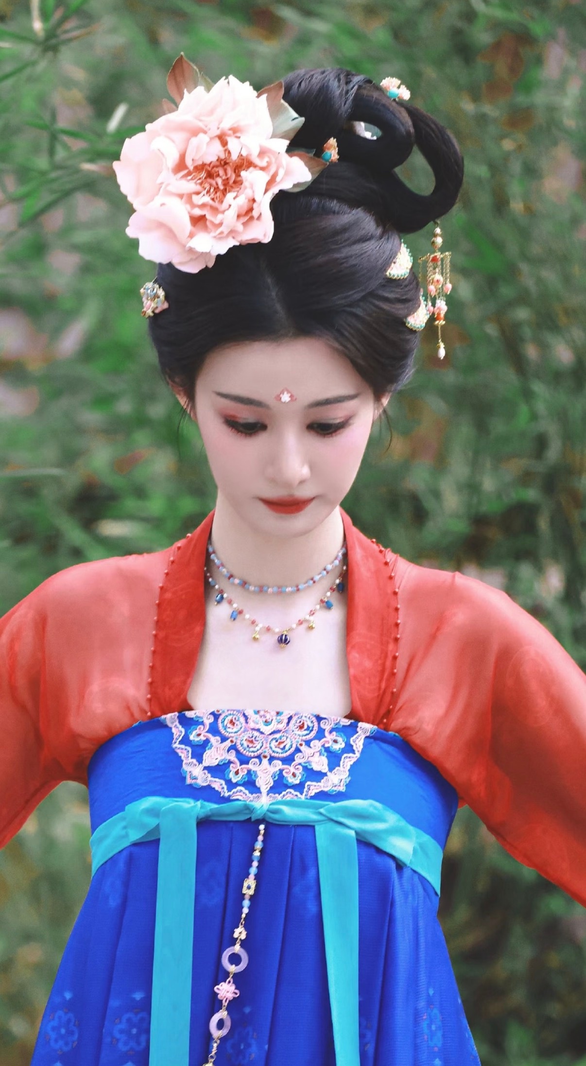 有个女孩这两天的眼妆很美很有特色呀 