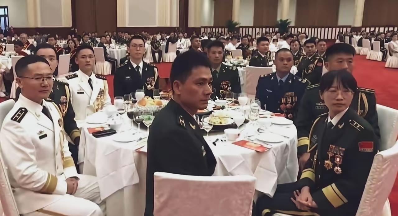 我觉得这个桌子上年龄最大的，应该是那个空军的二级军士长了吧，按照这个军衔最低服役