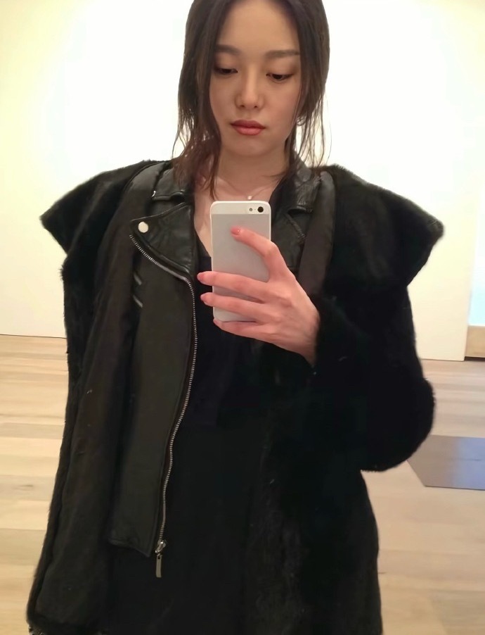 这居然是晚晚……感觉这个风格的自拍很好带货 和她很火的那些照片完全不是一个风格，