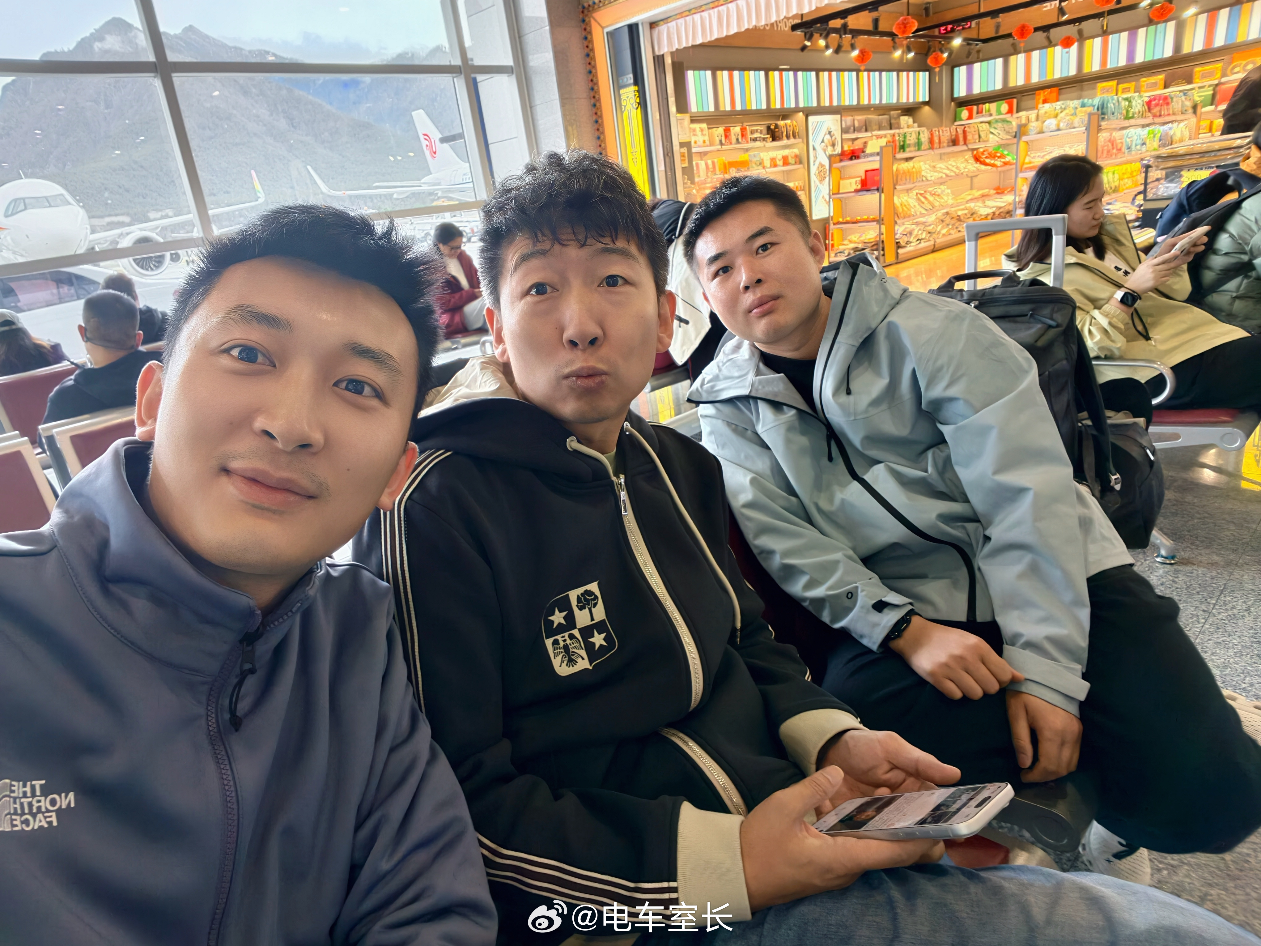 大家要相信一个真理拍照的时候藏在最后面的大概率是头最大的 