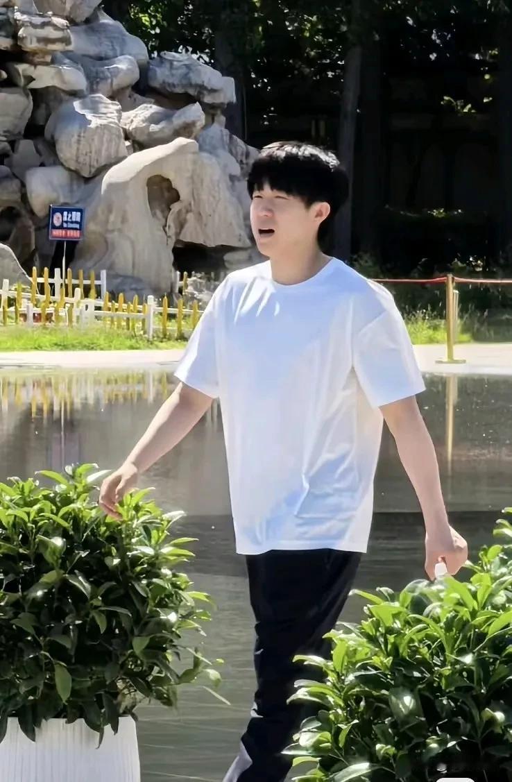 这么晒的天，头哥涂蜜丝婷了吗[偷笑]
哈哈哈……昨晚哥一回房间冲浪，网上全是大白