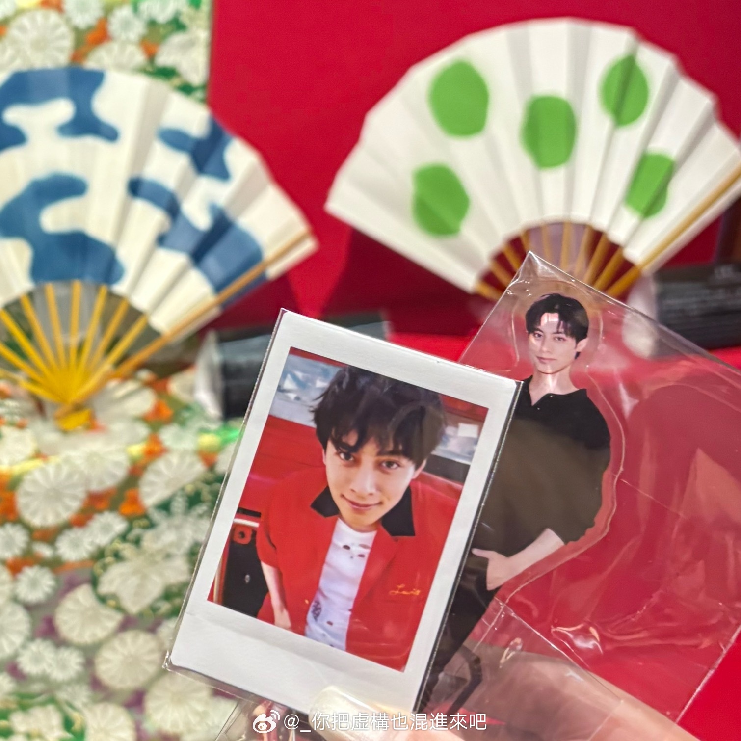 这个ソロチェキ抽到之后递过来就一直背着不让看见正面，出来一翻过来妈呀好红妈呀一张
