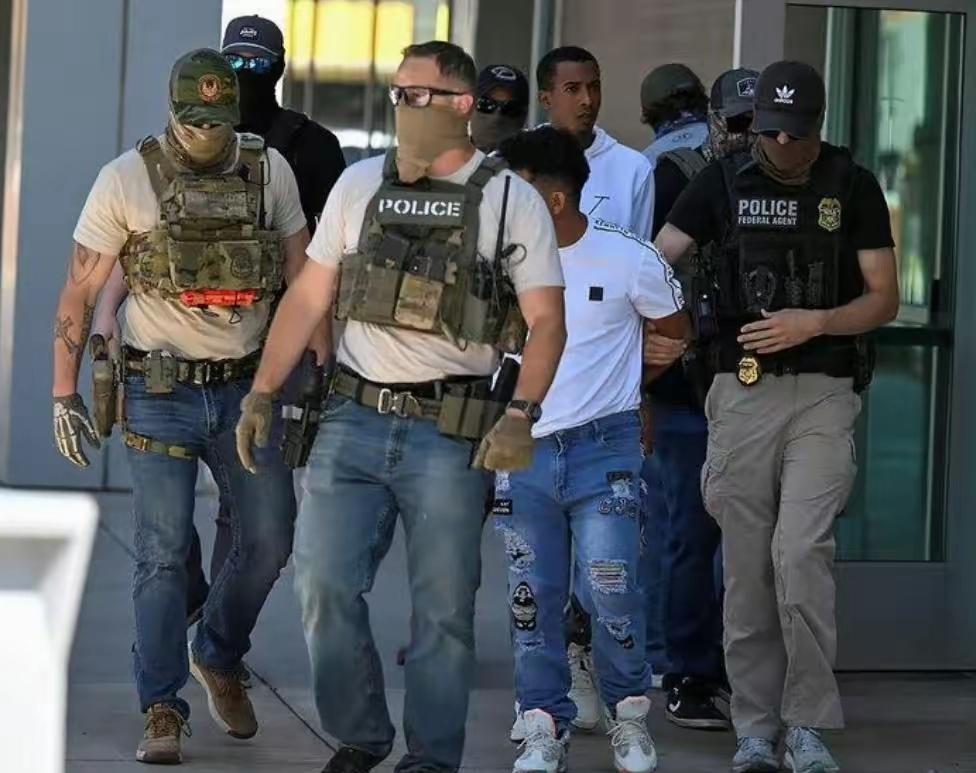 乐子大了，懂王的私兵ICE最近开始不满意了，因为根本没有拿到承诺的薪水。
特朗普