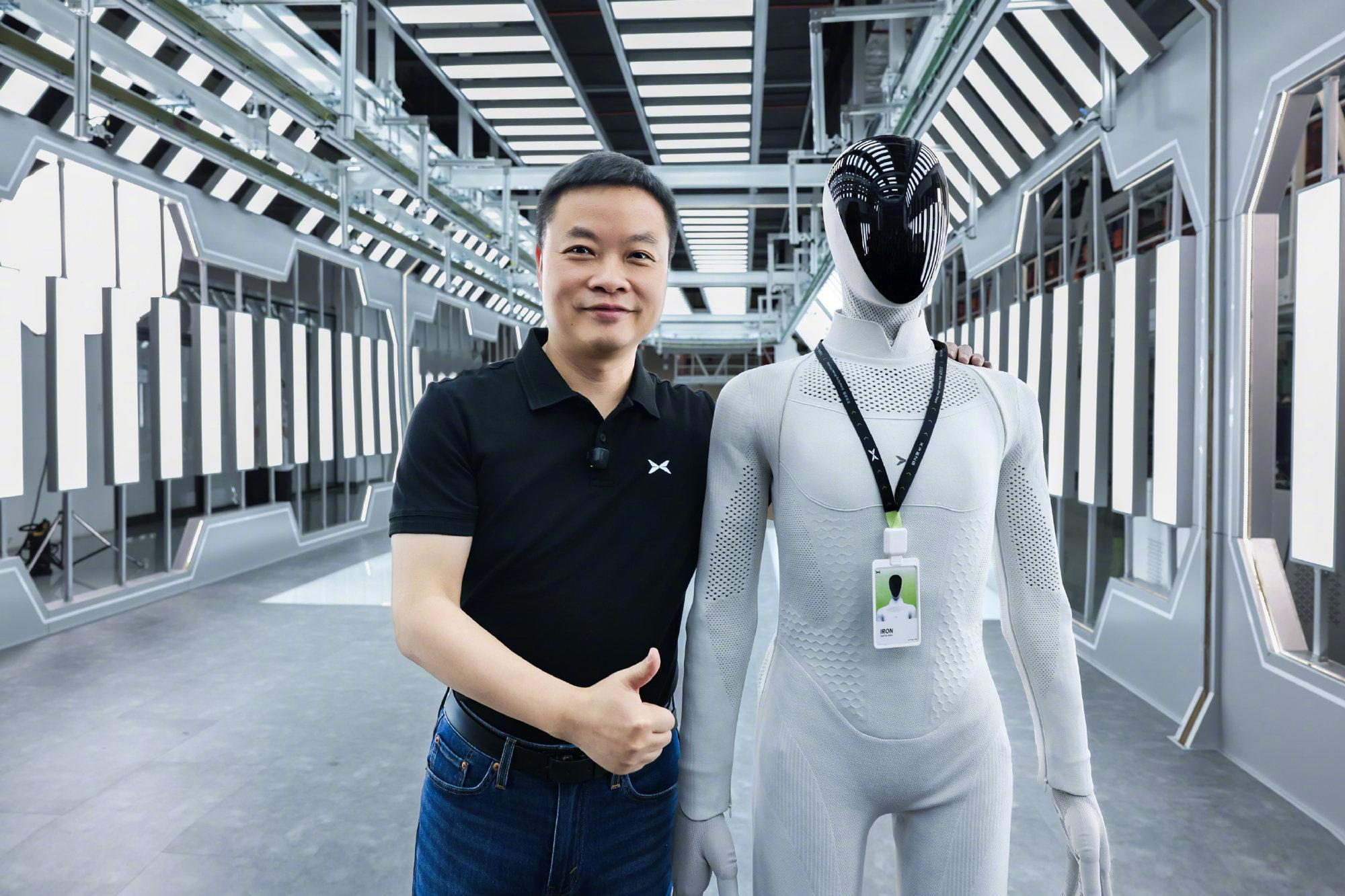 小鹏第一位机器人自己走下产线何小鹏还给它戴了工牌，讲真，这画面看着挺有意思的，不