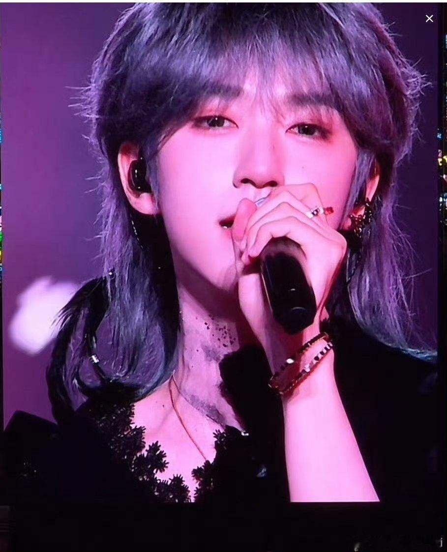 贺峻霖大屏的神 银发狼尾帅没边了 主人级别的 