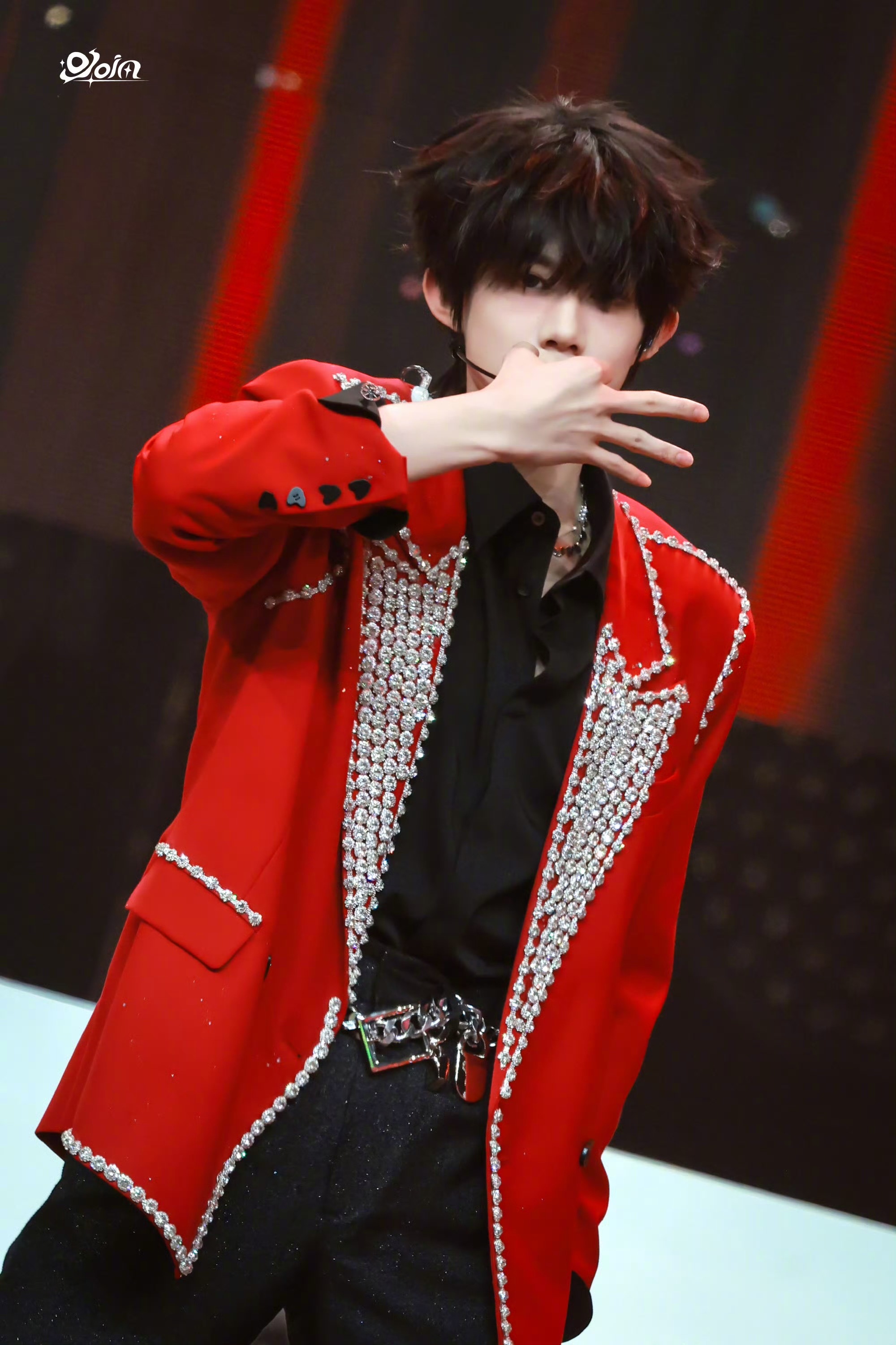 陈奕恒世界观重塑中 舞台上光芒万丈，私下里真诚温柔，陈奕恒用实力和态度证明自己，