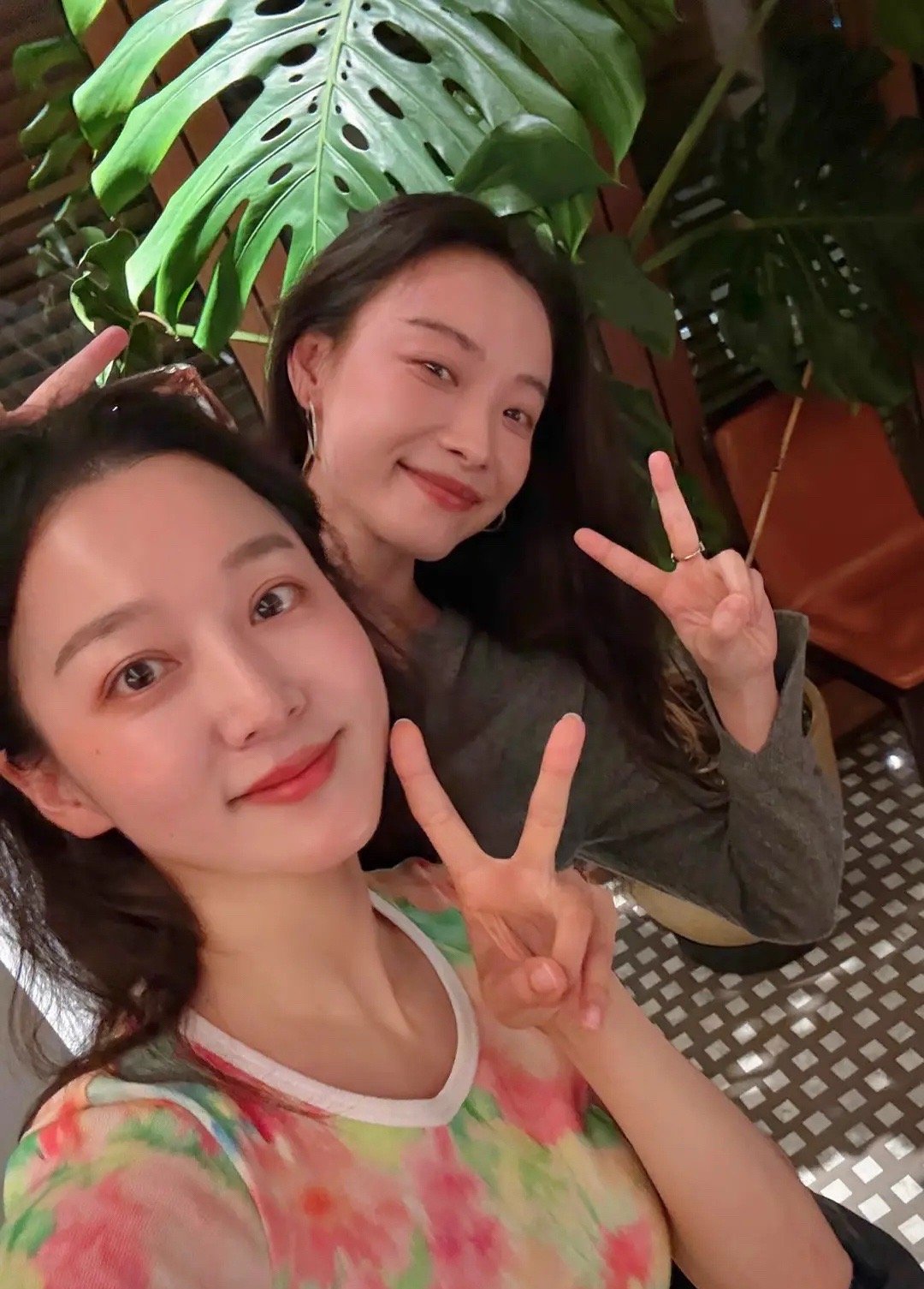 这么一看，夏露不仅颜值没输还略胜一筹 ​​​