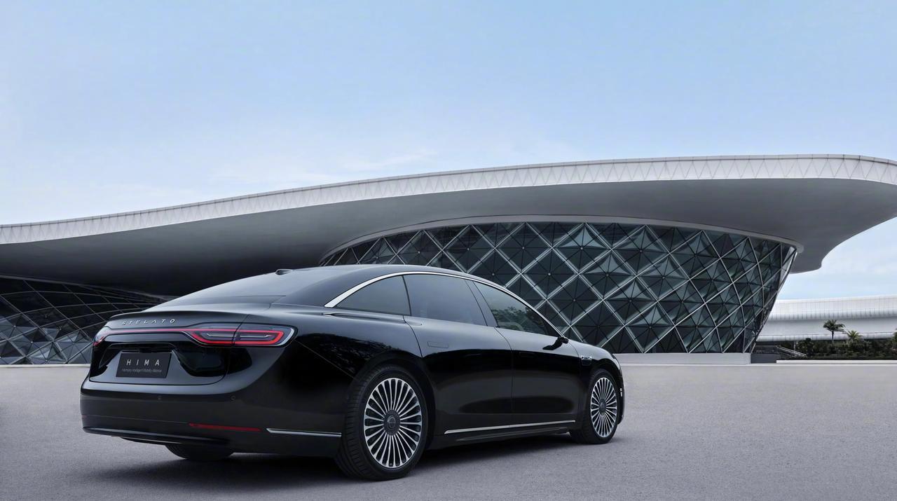 S9是华为和北汽联合打造的一款行政级豪华旗舰轿车，于2024年粤港澳大湾区车展上