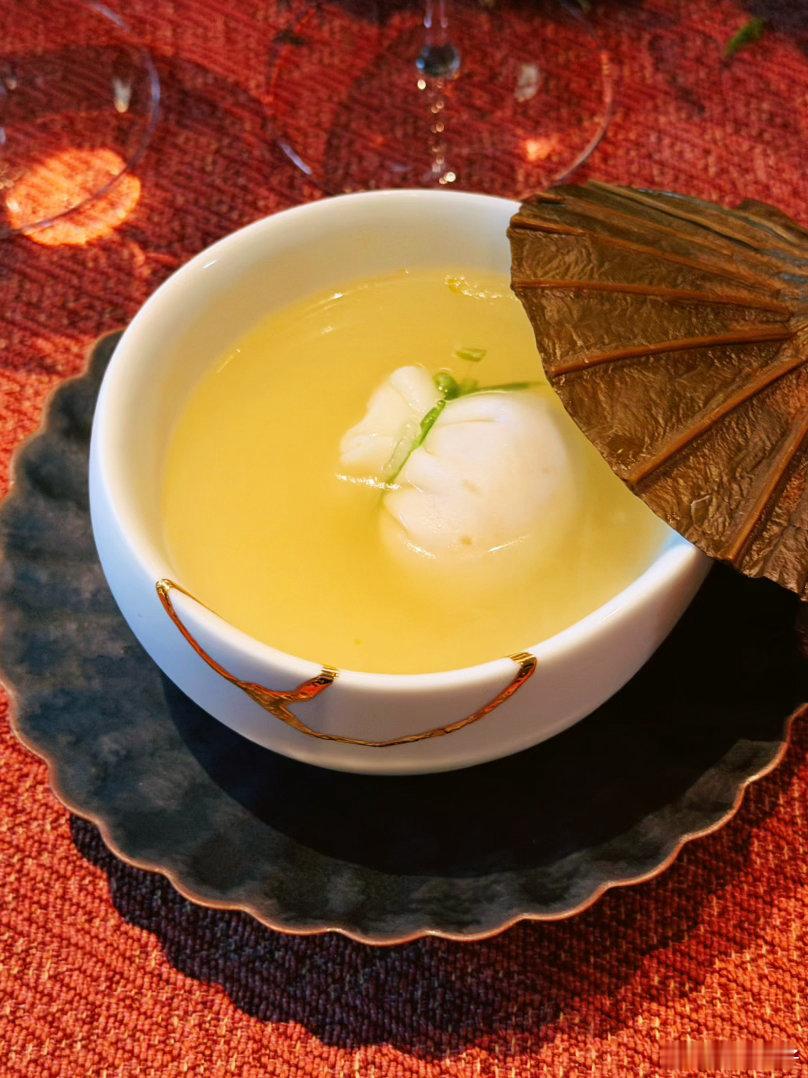行颖记 秋天仪式｜新泰仓库里的食庐蟹宴每年食庐的蟹宴，就像上海大闸蟹季的发令抢！
