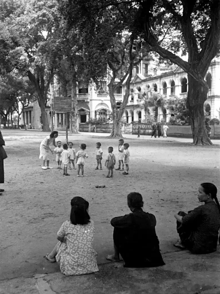 1949年，广州沙面。右边那栋楼是现在的那家星巴克。有没有感觉到很意外。复拍20