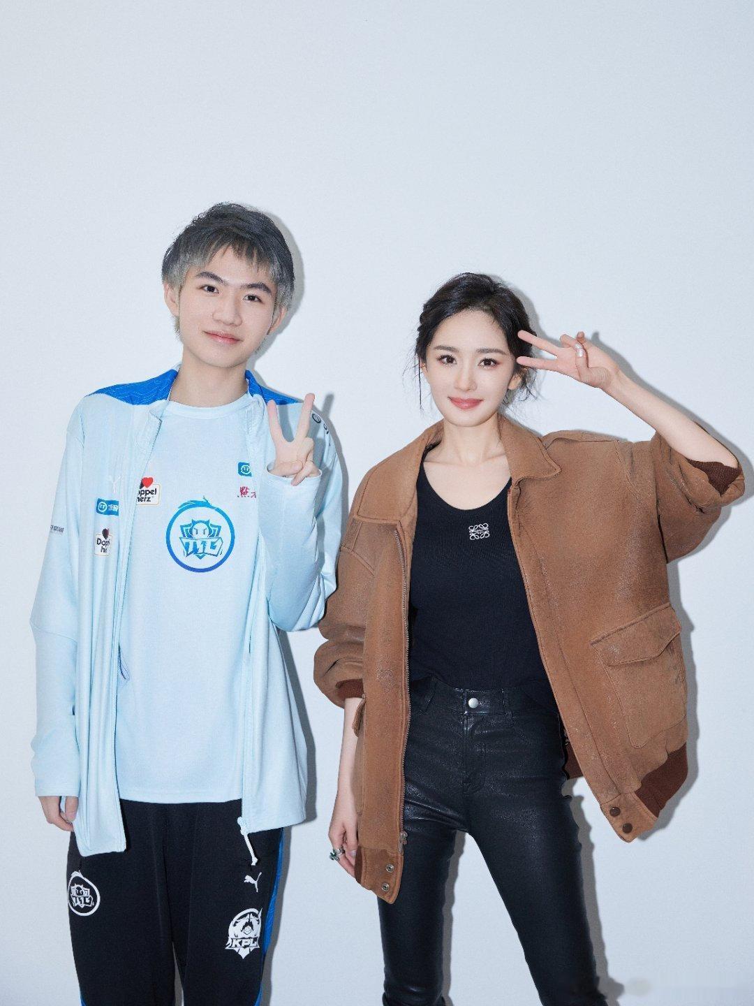 杨幂给九尾画了新头像 杨幂手绘彩图送好友九尾，笔触细腻自带署名。九尾秒换头像应援