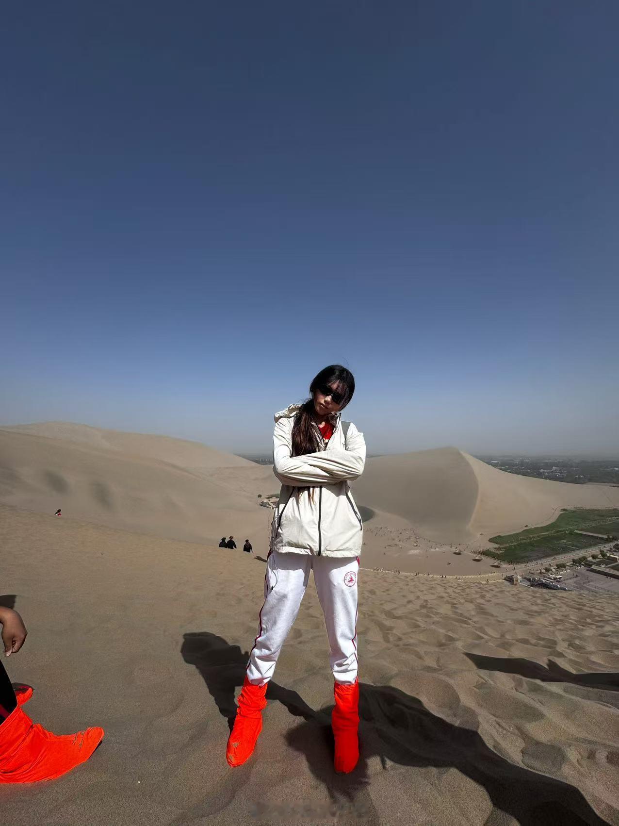 不知道发啥好，就发张昨天爬鸣沙山的二狗吧养娃日记