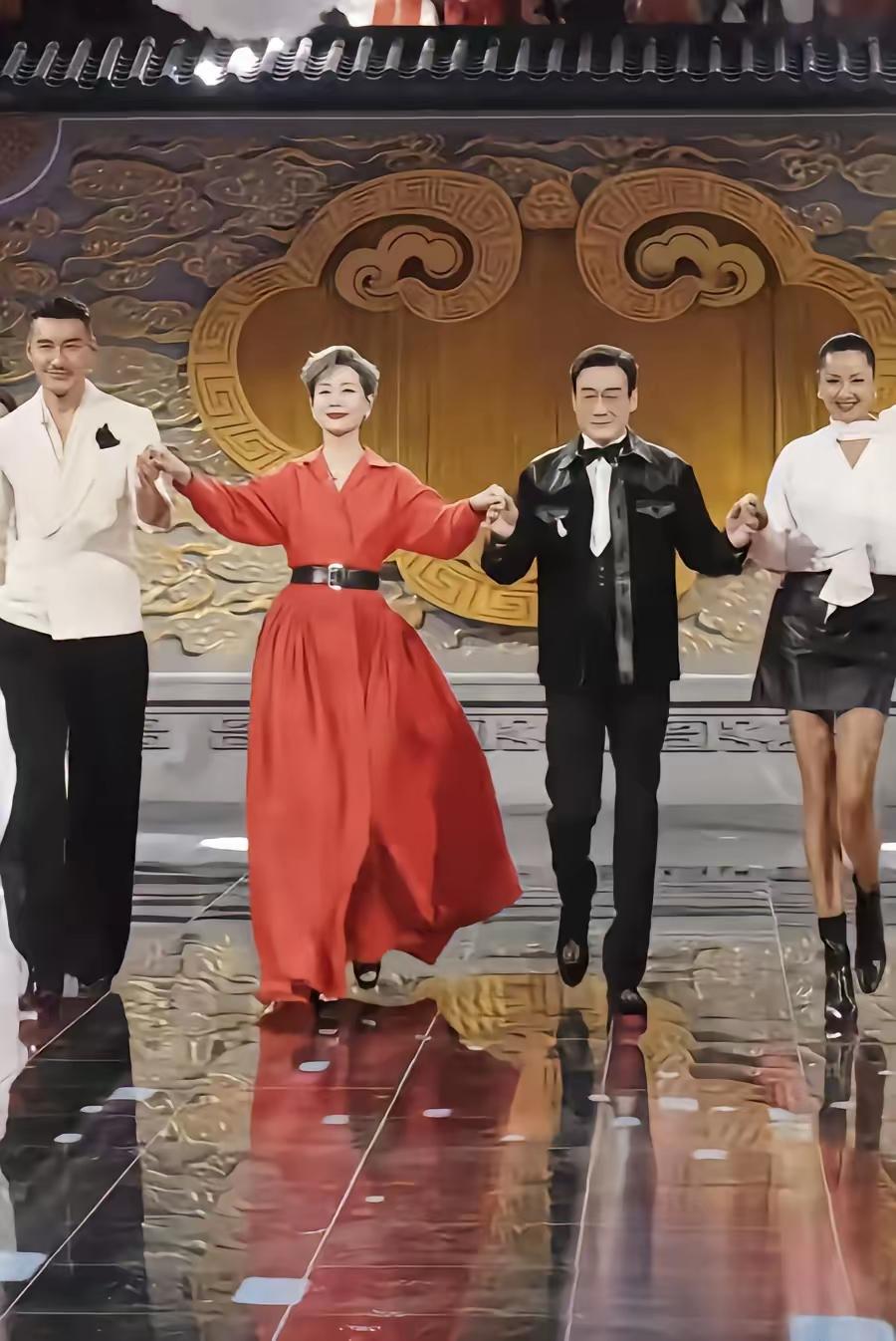 华丽丽登场，光彩照人！这一刻舞台就是她的。
娱评大赏 
明星舞台秀 
超绝红毯造