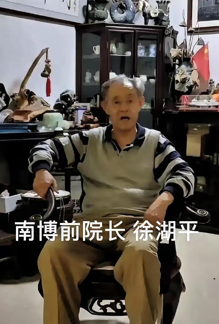 这个背景不简单呀，随便一个角落都是琳琅满目的藏品！

 南京博物馆