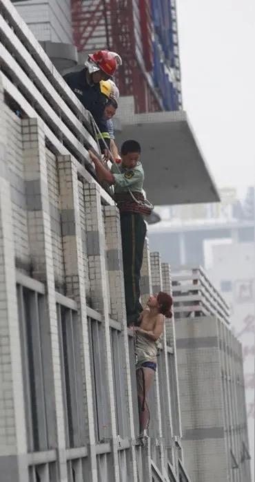 “一个月就挣几千块钱，却干着拿命去拼的事！”南京，一位70多岁老人不慎从15楼坠