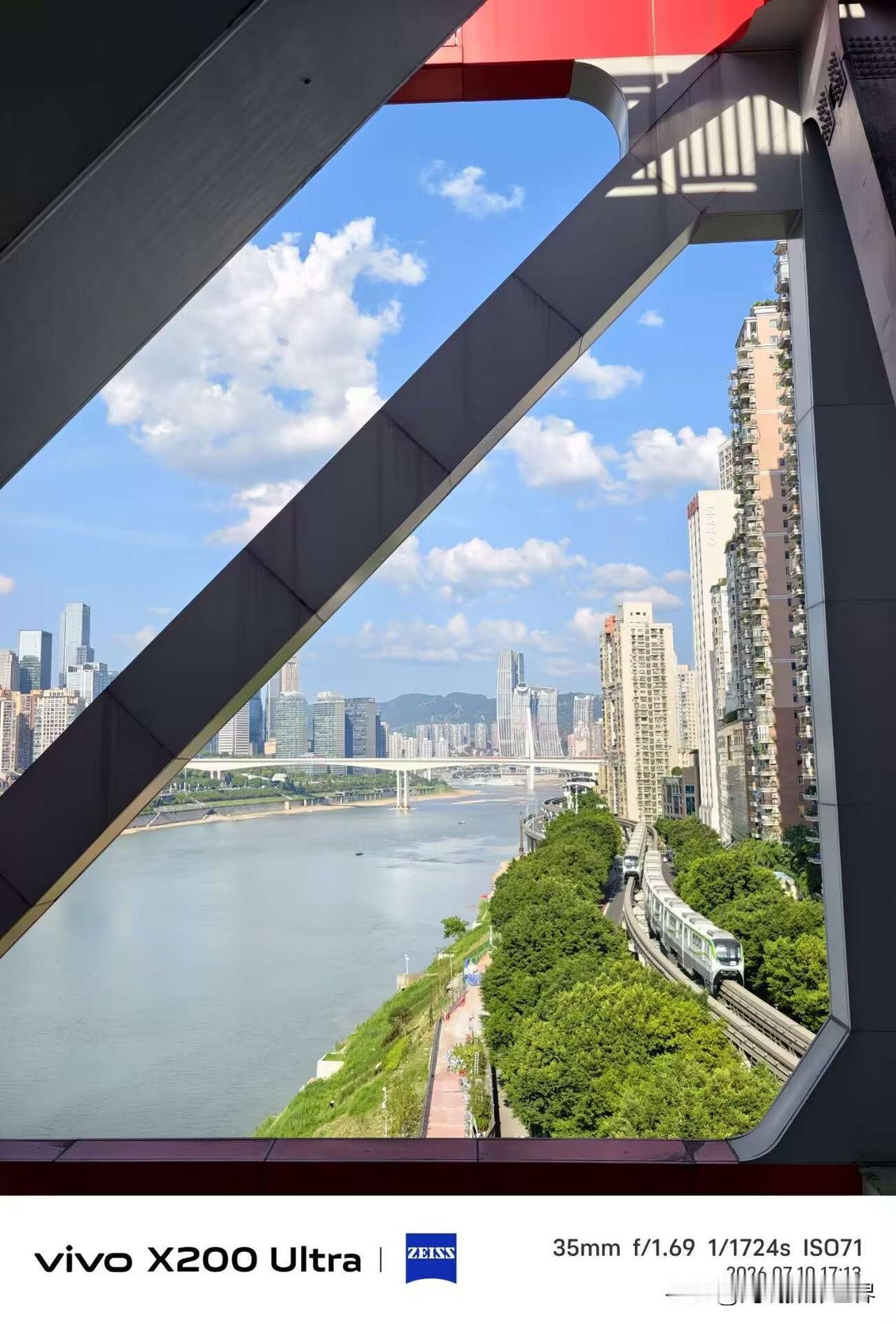 重庆地铁十号线的曾家岩地铁站，站台上就可以欣赏重庆蓝天白云，轻轨二号线列车沿着嘉