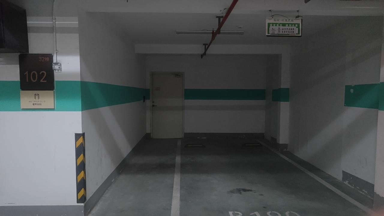 有的物业公司行为让人理解不了

一个小区地上和地下都有停车位，非要在地上停车位入