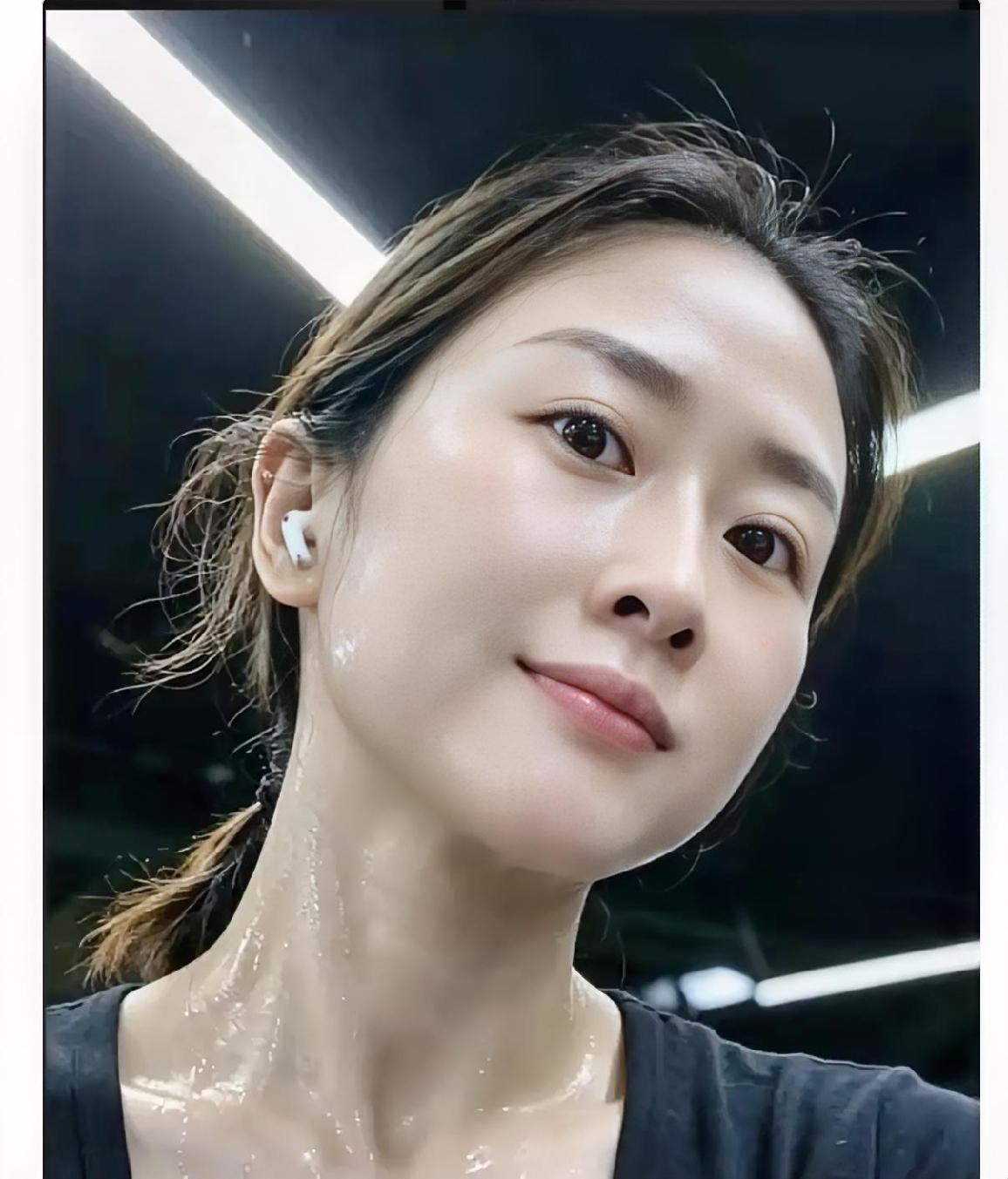 如何成为自信、优雅的气质女神? 
我认为气质无需刻意暴露，选合身且有质感的衣物，