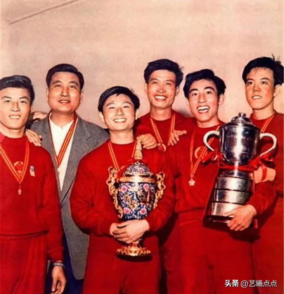 这照片有些年头了，如果没有认错的话，从左至右应该是当年国乒的成员：李富荣、傅其方