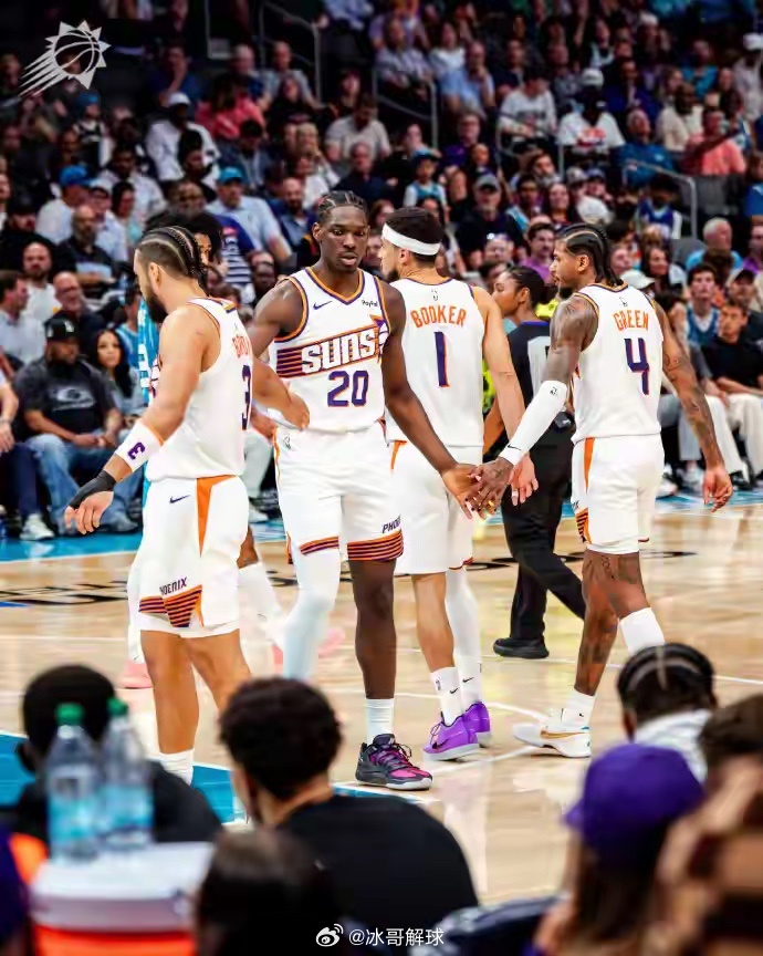 4月3日，黄蜂127-107逆转太阳，送火箭提前锁定季后赛。黄蜂多点开花，布里奇