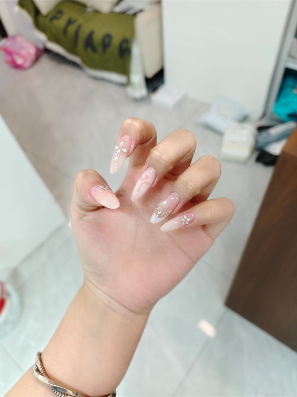 💅🏻38540【求评价】第一次尝试长美甲，做的薄建构，花了1张，算不算很值呢