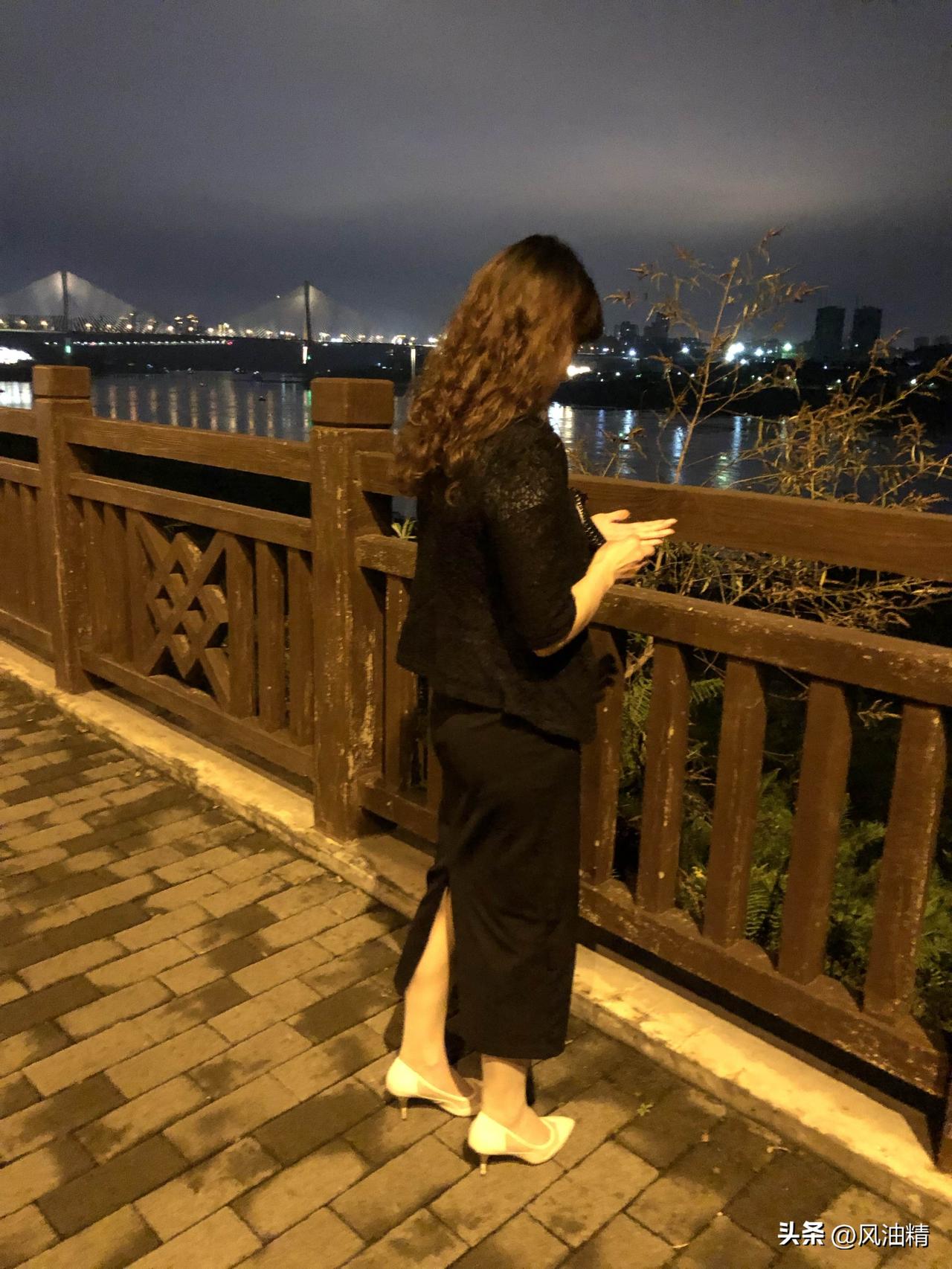 女生穿包臀裙会不会尴尬，还真得看裙子的长短，裙长80公分左右的包臀裙可以凸显身材