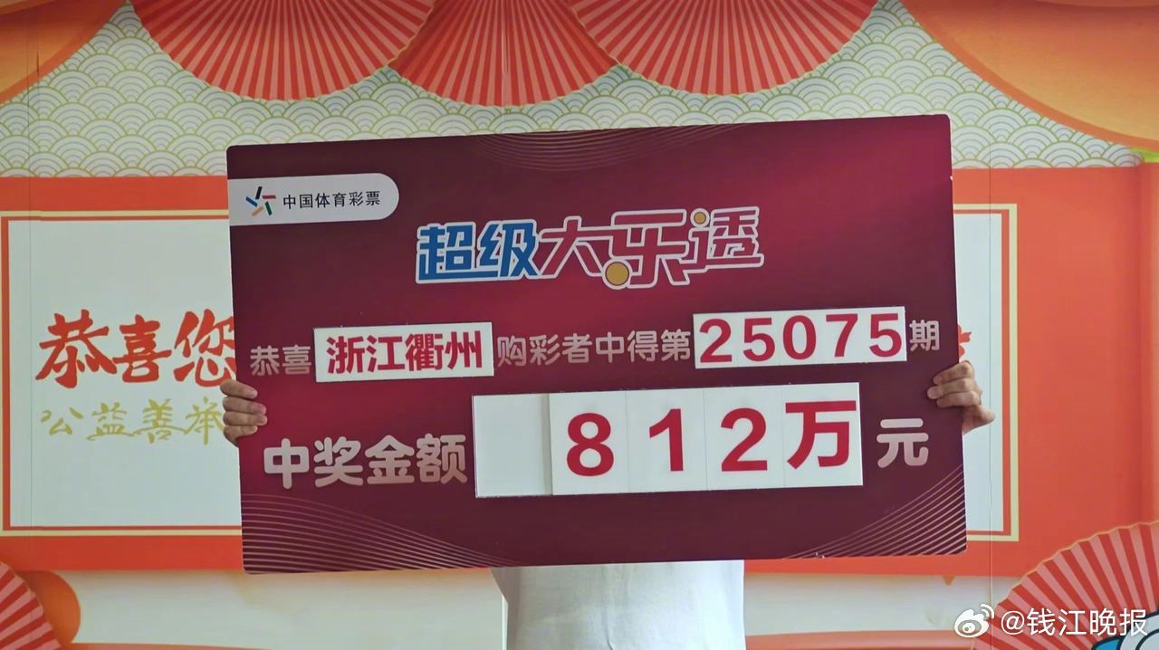 【#儿子中大奖老爸乐开怀#】“我自己买体彩没中过大奖，现在我儿子中奖了我也很高兴