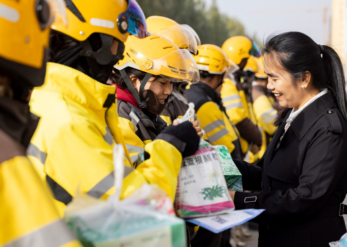【给百万骑手补贴养老保险？这个听起来很重要但又很费钱的计划正在变为现实】从11月
